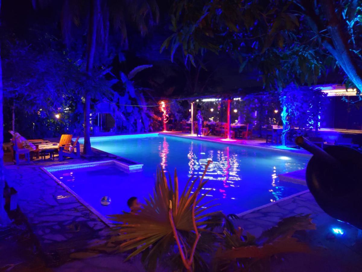 Isla Encantada Leon Exterior photo